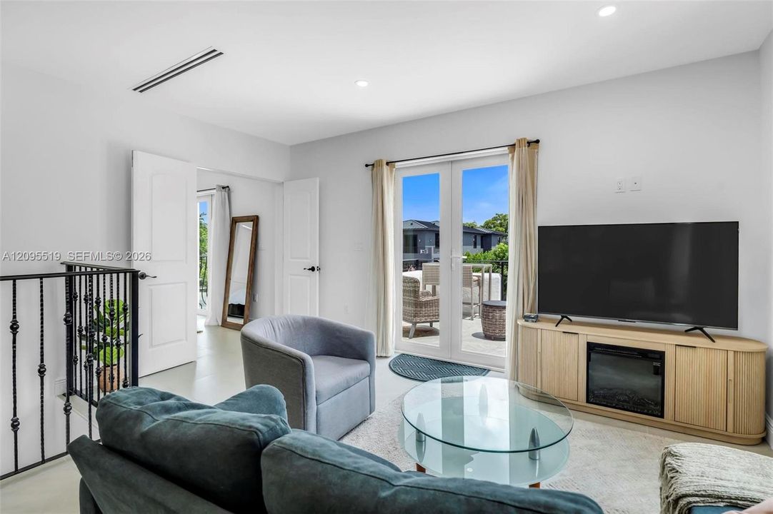 For Rent: $9,500 (5 beds, 4 baths, 2638 Square Feet)