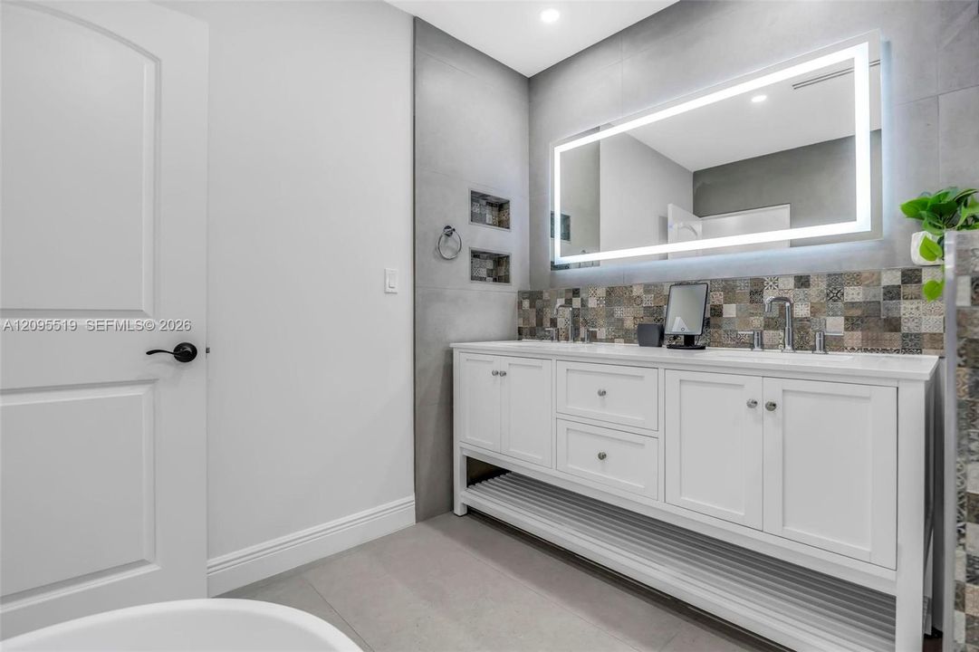 For Rent: $9,500 (5 beds, 4 baths, 2638 Square Feet)