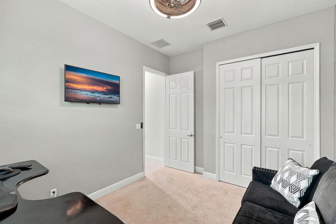 Guesat bedroom/Den