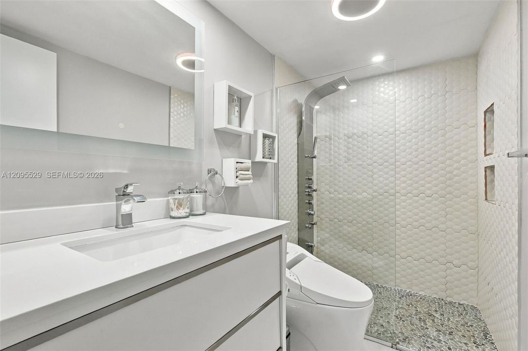 For Sale: $225,000 (2 beds, 2 baths, 960 Square Feet)