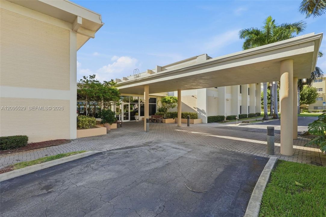 For Sale: $225,000 (2 beds, 2 baths, 960 Square Feet)