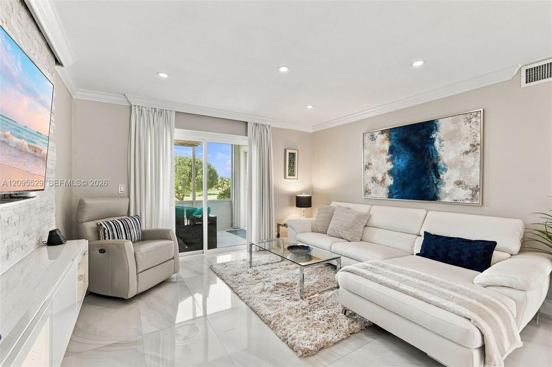 For Sale: $225,000 (2 beds, 2 baths, 960 Square Feet)