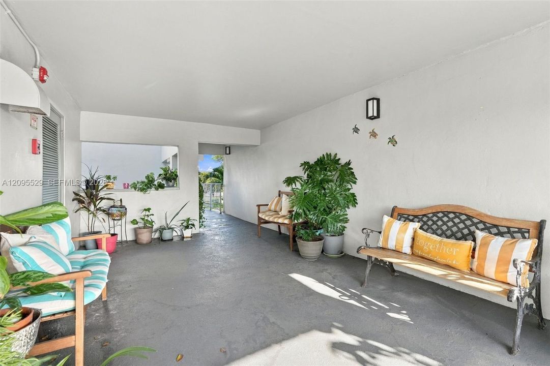 For Sale: $225,000 (2 beds, 2 baths, 960 Square Feet)