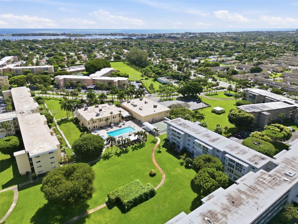 For Sale: $225,000 (2 beds, 2 baths, 960 Square Feet)