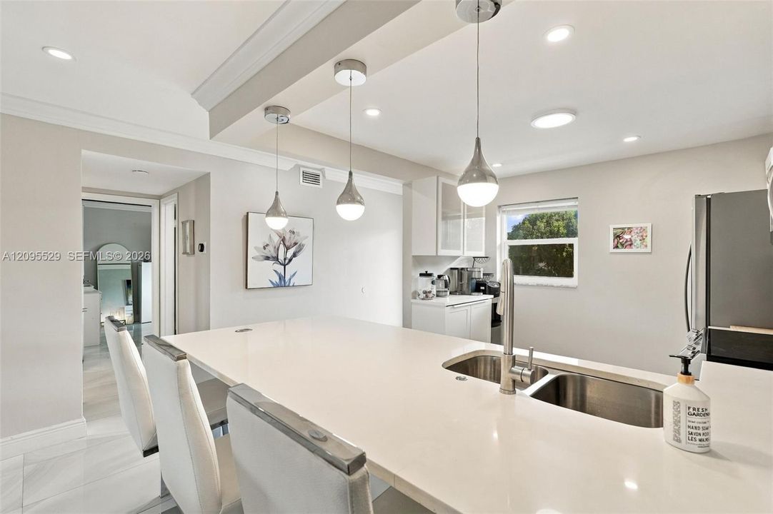 For Sale: $225,000 (2 beds, 2 baths, 960 Square Feet)