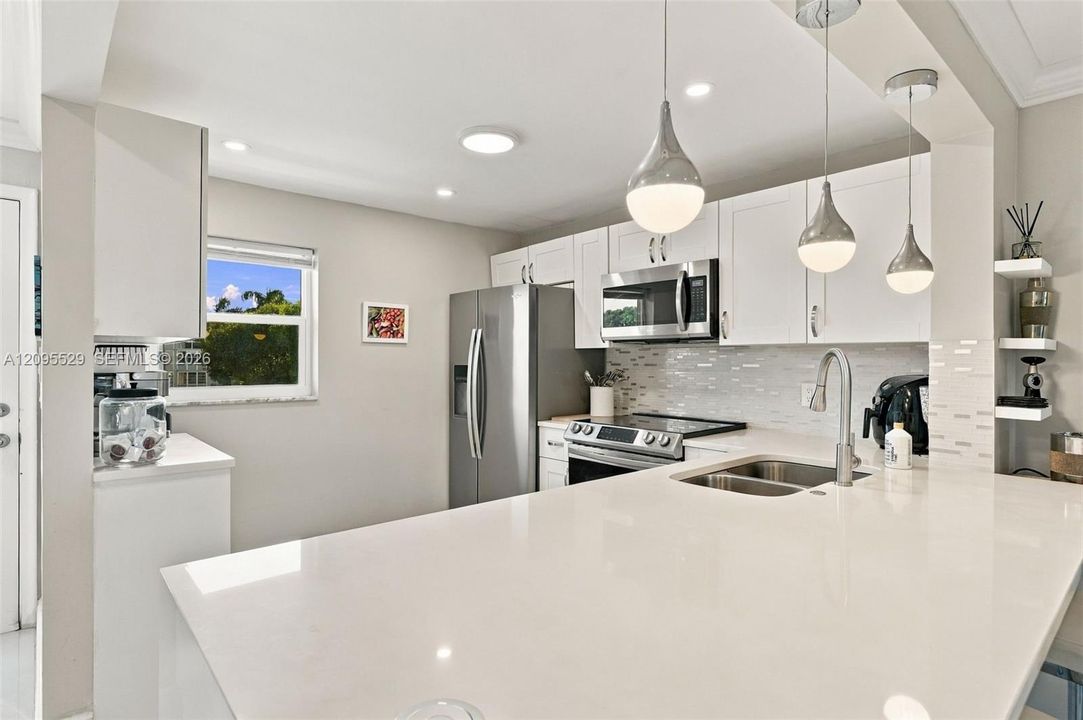 For Sale: $225,000 (2 beds, 2 baths, 960 Square Feet)