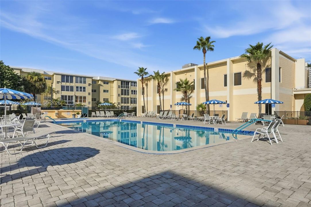 For Sale: $225,000 (2 beds, 2 baths, 960 Square Feet)