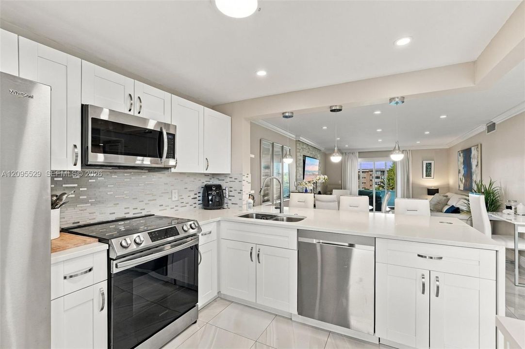 For Sale: $225,000 (2 beds, 2 baths, 960 Square Feet)