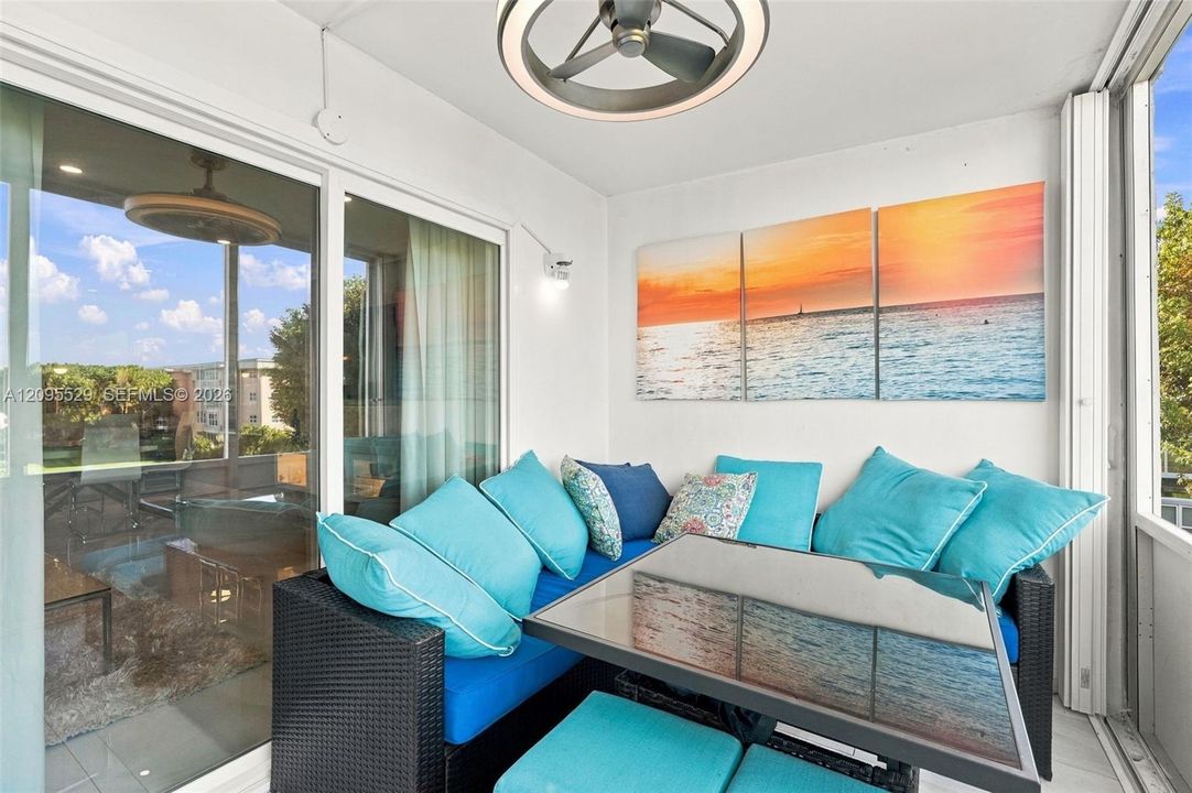 For Sale: $225,000 (2 beds, 2 baths, 960 Square Feet)