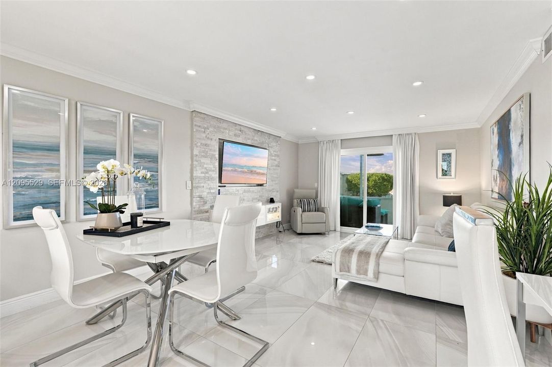 For Sale: $225,000 (2 beds, 2 baths, 960 Square Feet)