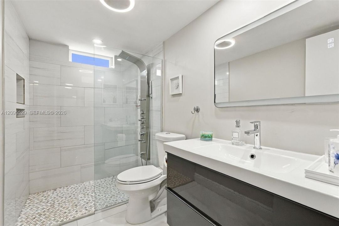 For Sale: $225,000 (2 beds, 2 baths, 960 Square Feet)