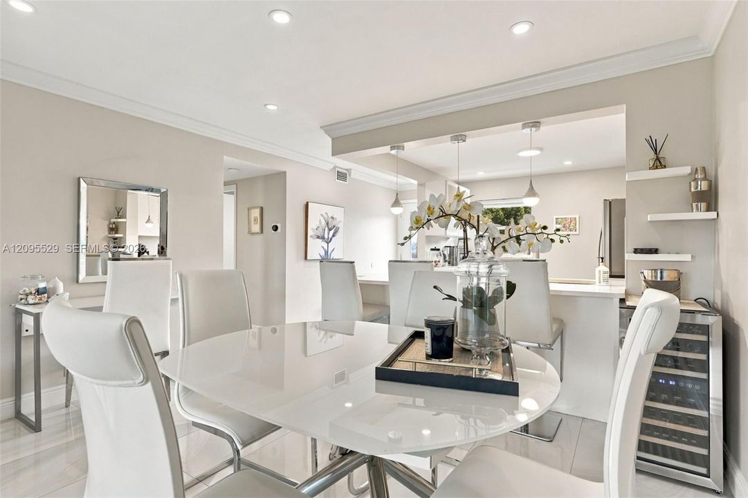 For Sale: $225,000 (2 beds, 2 baths, 960 Square Feet)