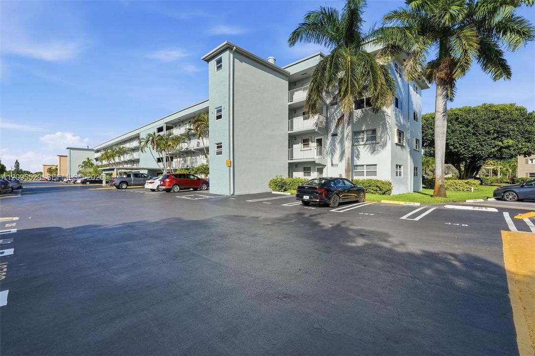 For Sale: $225,000 (2 beds, 2 baths, 960 Square Feet)