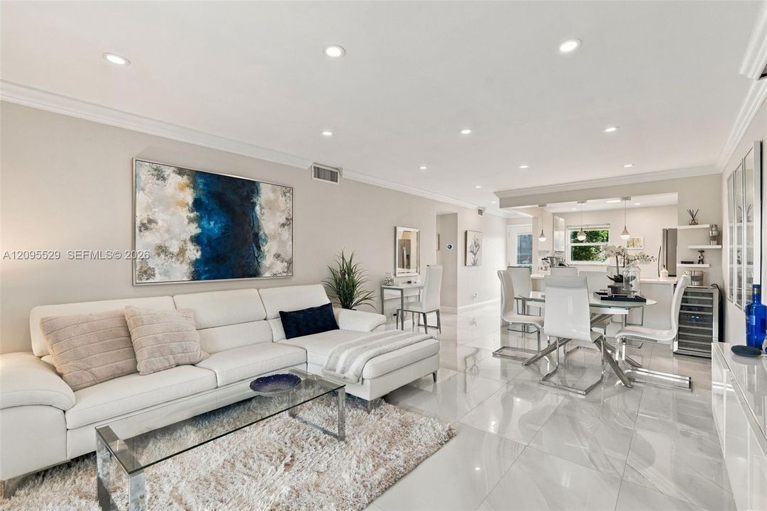 For Sale: $225,000 (2 beds, 2 baths, 960 Square Feet)