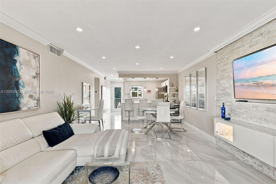 For Sale: $225,000 (2 beds, 2 baths, 960 Square Feet)