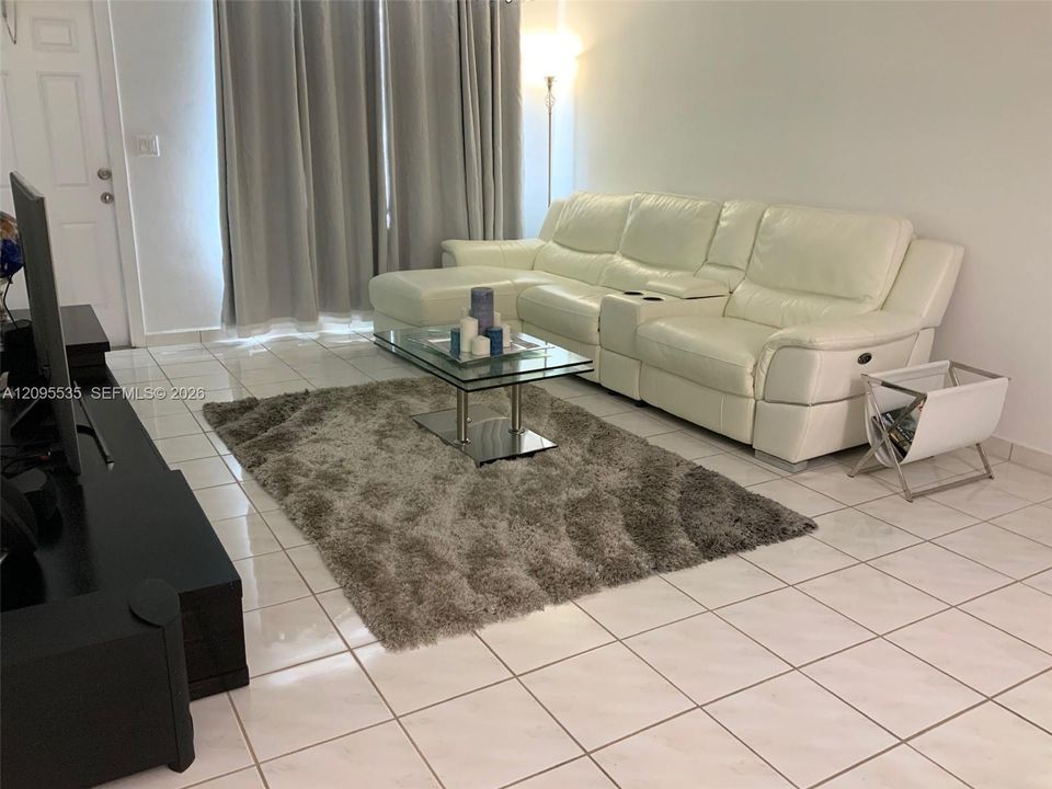 В аренду: $2,400 (1 спален, 1 ванн, 671 Квадратных фут)