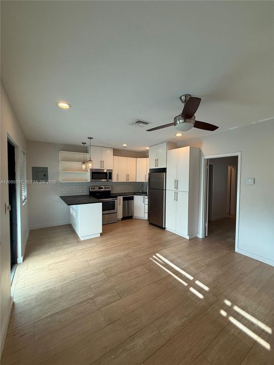 For Rent: $1,990 (1 beds, 1 baths, 600 Square Feet)