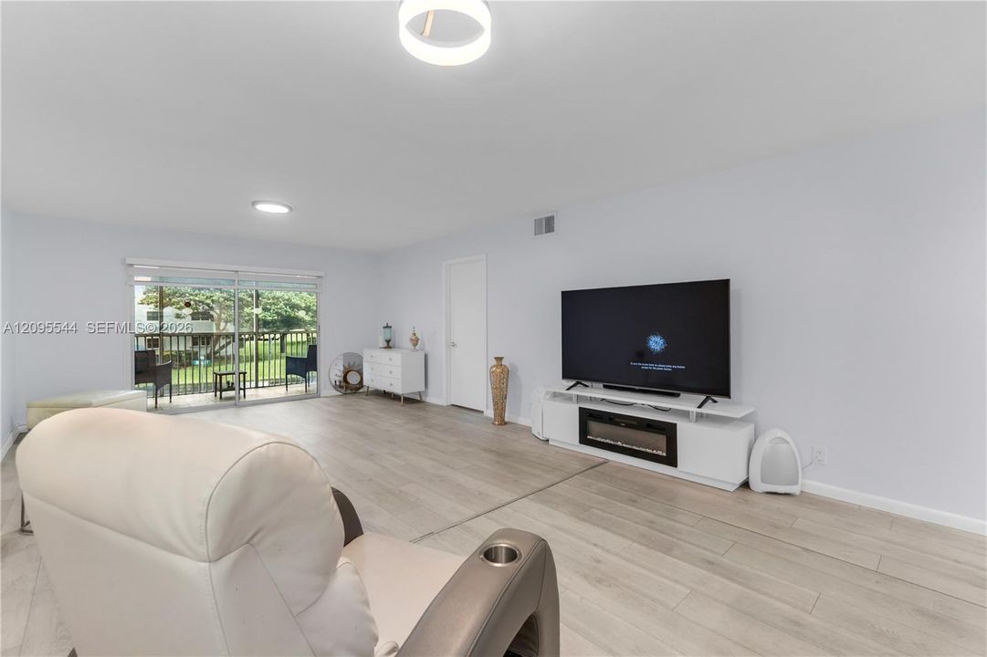 En Venta: $215,000 (2 camas, 2 baños, 1192 Pies cuadrados)