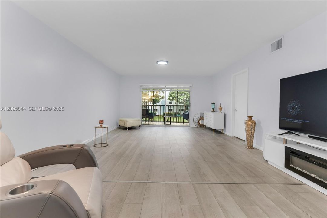 En Venta: $215,000 (2 camas, 2 baños, 1192 Pies cuadrados)