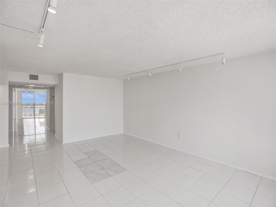 En Venta: $295,000 (2 camas, 2 baños, 1565 Pies cuadrados)
