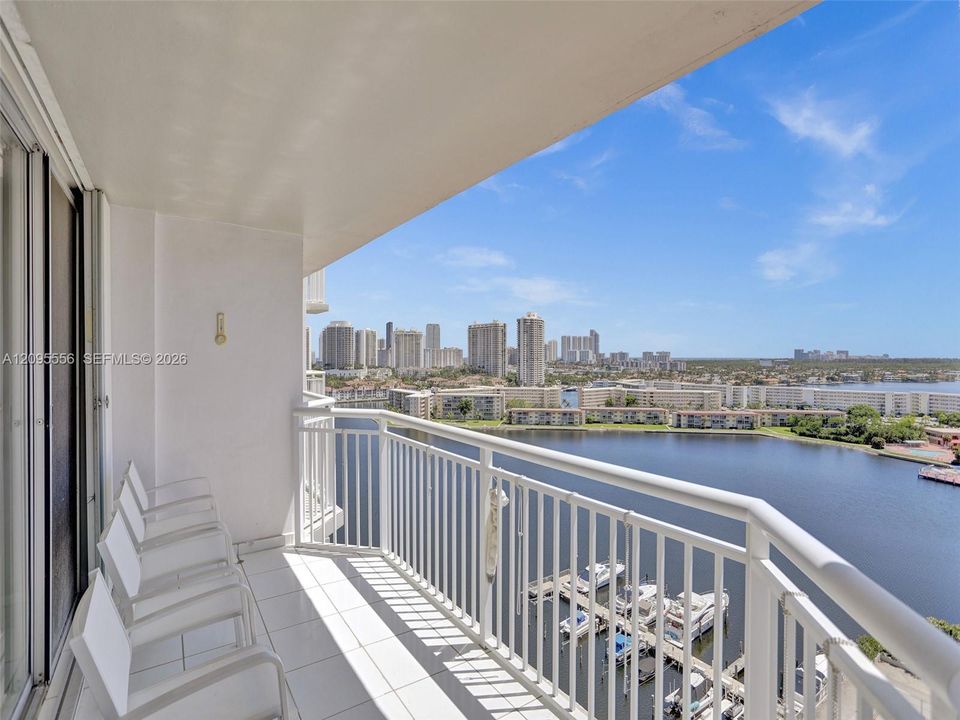 En Venta: $295,000 (2 camas, 2 baños, 1565 Pies cuadrados)