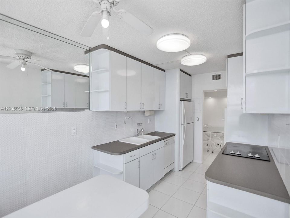 En Venta: $295,000 (2 camas, 2 baños, 1565 Pies cuadrados)