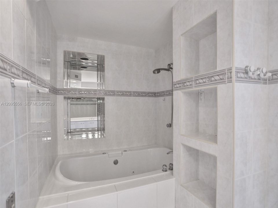 En Venta: $295,000 (2 camas, 2 baños, 1565 Pies cuadrados)