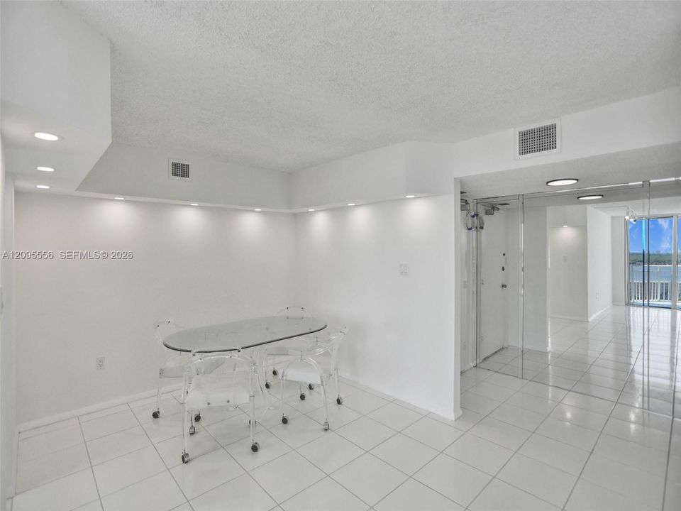 En Venta: $295,000 (2 camas, 2 baños, 1565 Pies cuadrados)