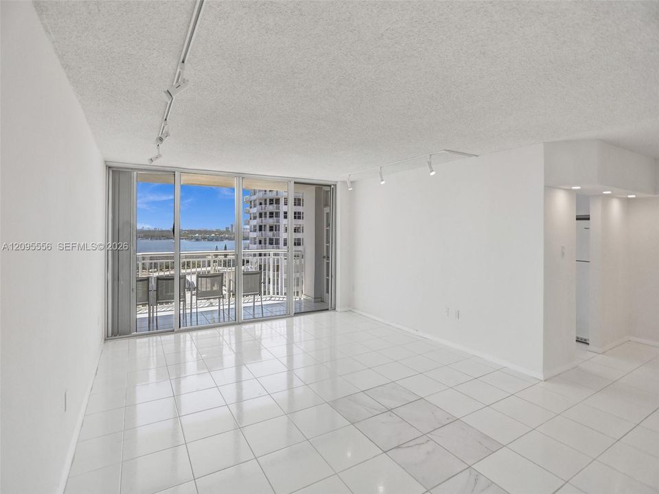 En Venta: $295,000 (2 camas, 2 baños, 1565 Pies cuadrados)