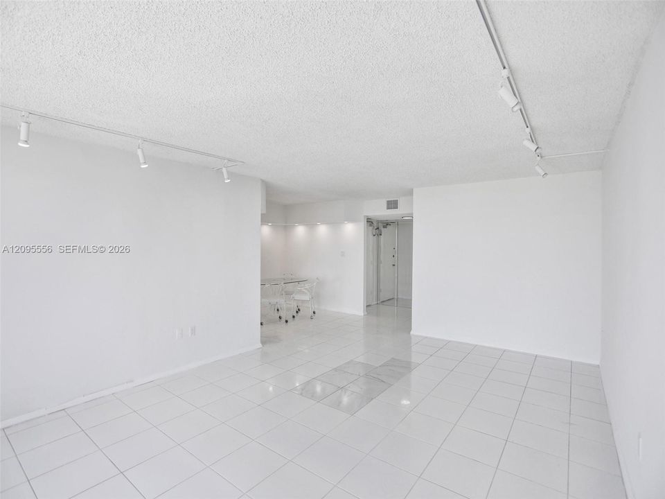 En Venta: $295,000 (2 camas, 2 baños, 1565 Pies cuadrados)