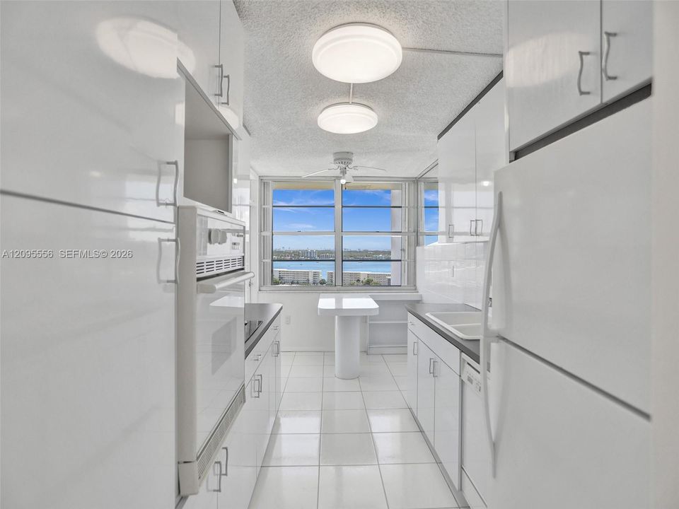 En Venta: $295,000 (2 camas, 2 baños, 1565 Pies cuadrados)