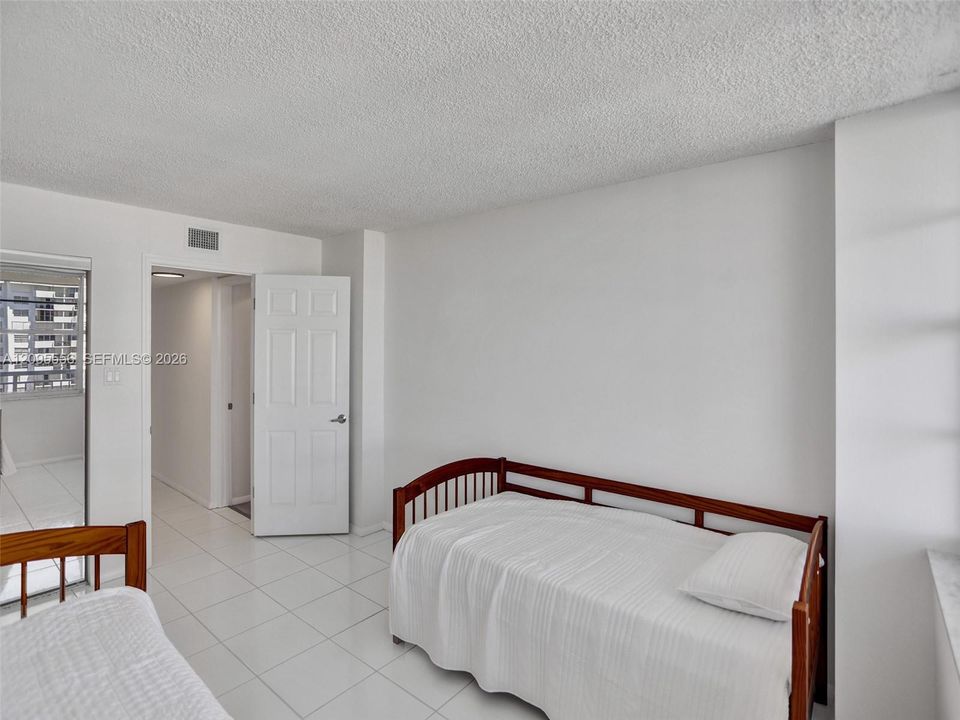 En Venta: $295,000 (2 camas, 2 baños, 1565 Pies cuadrados)