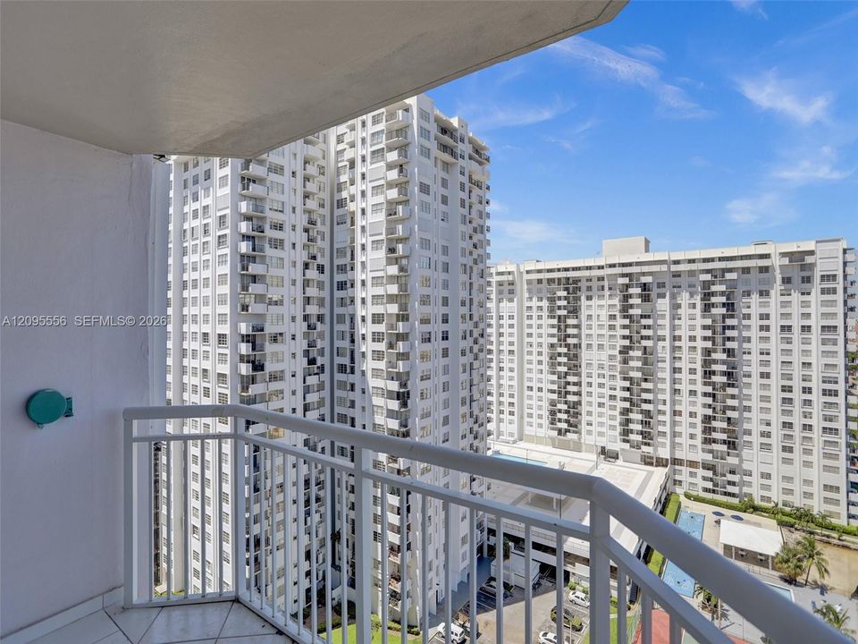 En Venta: $295,000 (2 camas, 2 baños, 1565 Pies cuadrados)