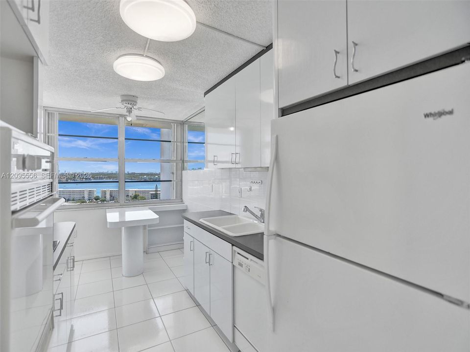 En Venta: $295,000 (2 camas, 2 baños, 1565 Pies cuadrados)