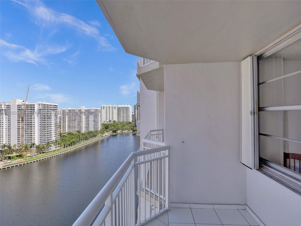 En Venta: $295,000 (2 camas, 2 baños, 1565 Pies cuadrados)