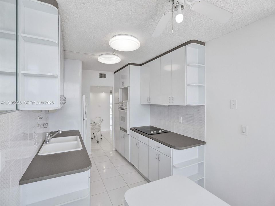 En Venta: $295,000 (2 camas, 2 baños, 1565 Pies cuadrados)