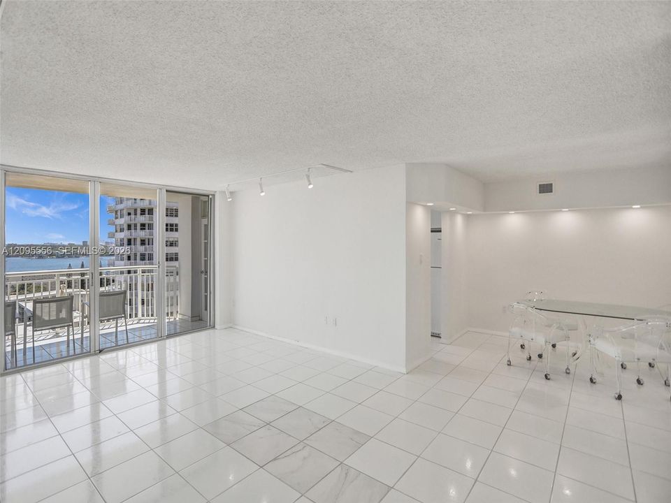 En Venta: $295,000 (2 camas, 2 baños, 1565 Pies cuadrados)
