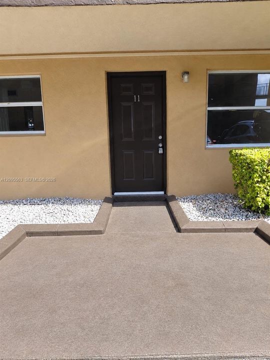 For Rent: $2,485 (3 beds, 1 baths, 847 Square Feet)