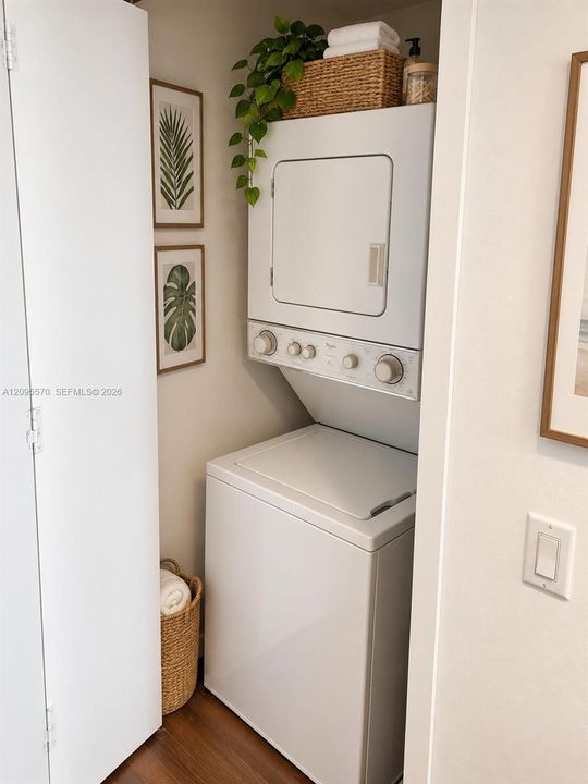 For Sale: $319,900 (1 beds, 1 baths, 449 Square Feet)