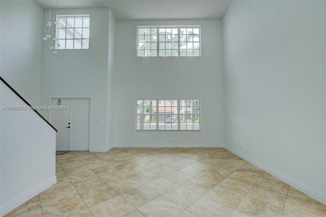 En Renta: $5,000 (4 camas, 3 baños, 2608 Pies cuadrados)