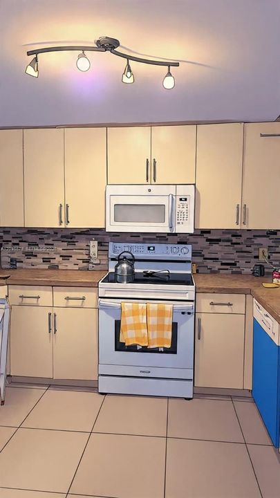 En Venta: $285,000 (3 camas, 2 baños, 1166 Pies cuadrados)