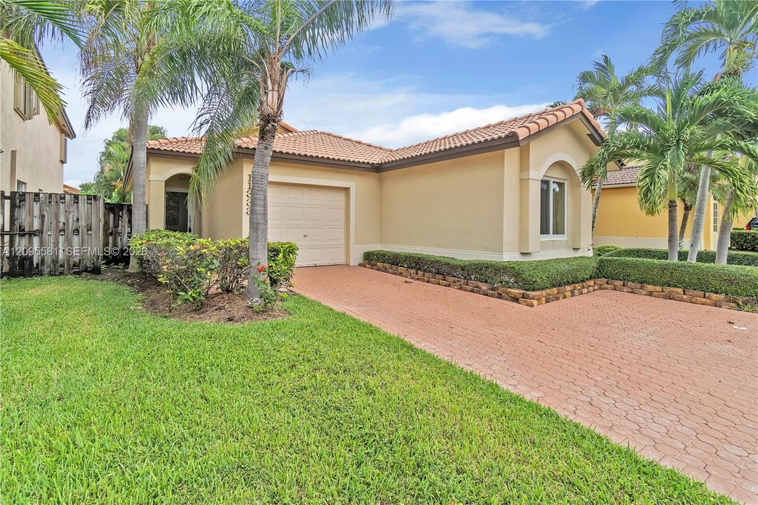 For Rent: $3,900 (3 beds, 2 baths, 1521 Square Feet)