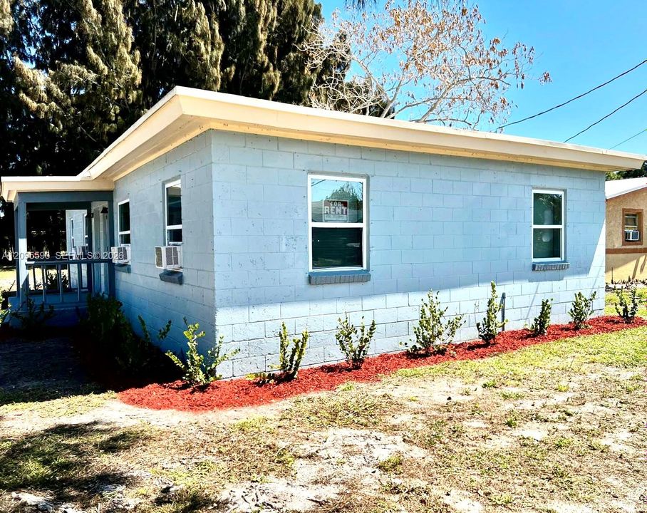 For Rent: $1,450 (2 beds, 1 baths, 1200 Square Feet)