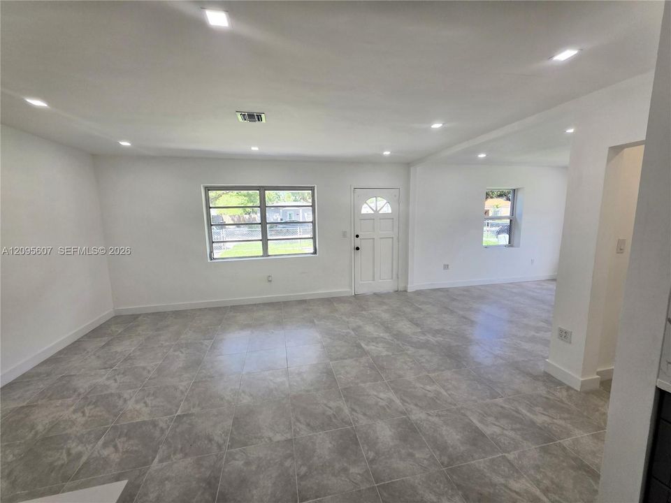 En Renta: $4,100 (4 camas, 2 baños, 1634 Pies cuadrados)