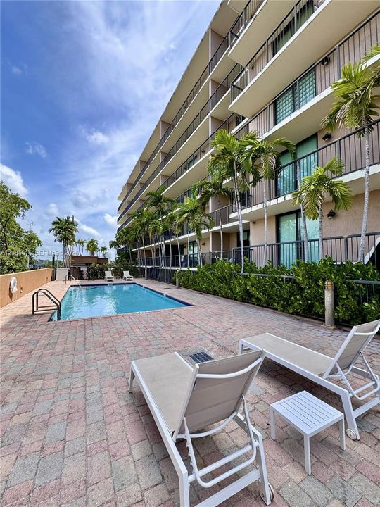 For Sale: $365,000 (2 beds, 2 baths, 1040 Square Feet)