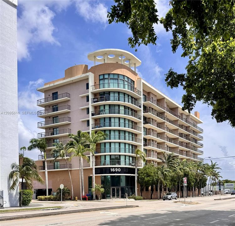 For Sale: $365,000 (2 beds, 2 baths, 1040 Square Feet)