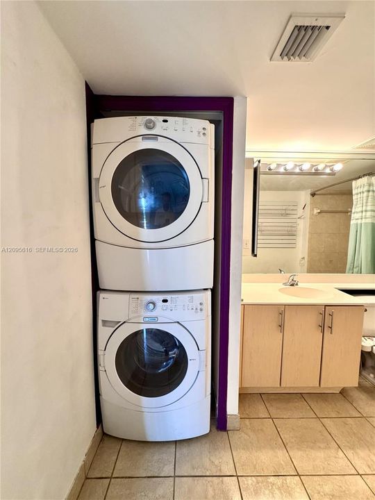 For Sale: $365,000 (2 beds, 2 baths, 1040 Square Feet)