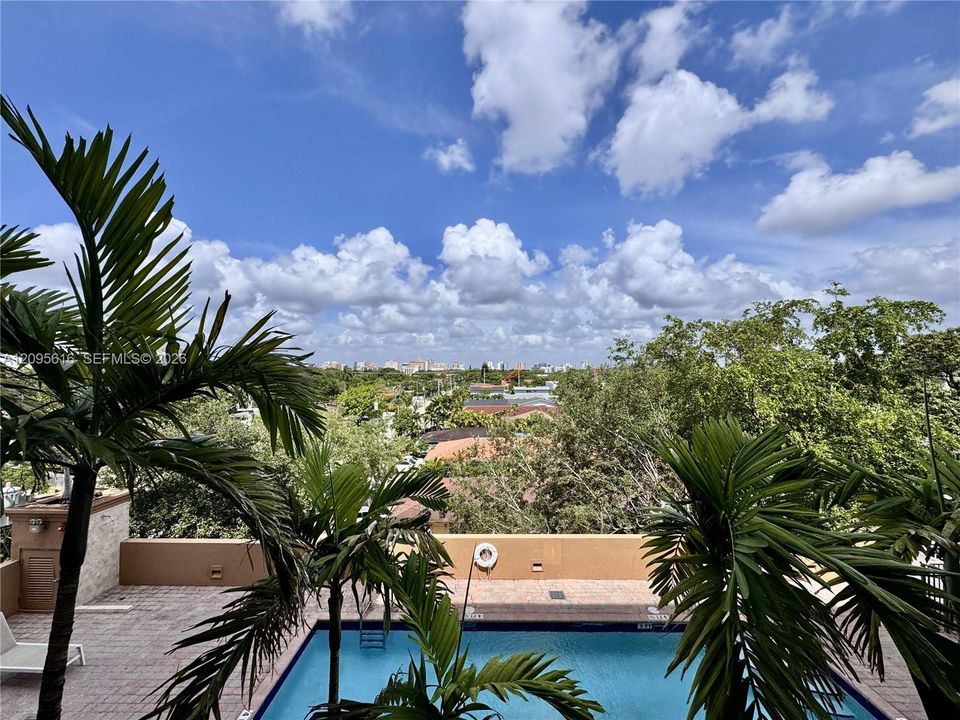 For Sale: $365,000 (2 beds, 2 baths, 1040 Square Feet)