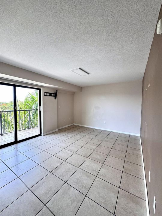 For Sale: $365,000 (2 beds, 2 baths, 1040 Square Feet)