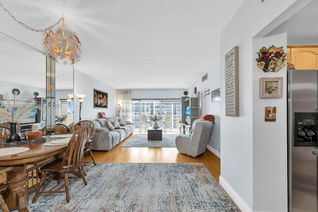 For Sale: $389,000 (2 beds, 2 baths, 1240 Square Feet)